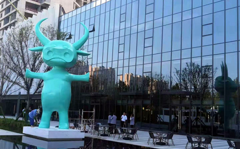 安阳IFC金融中心不锈钢创意雕塑牛