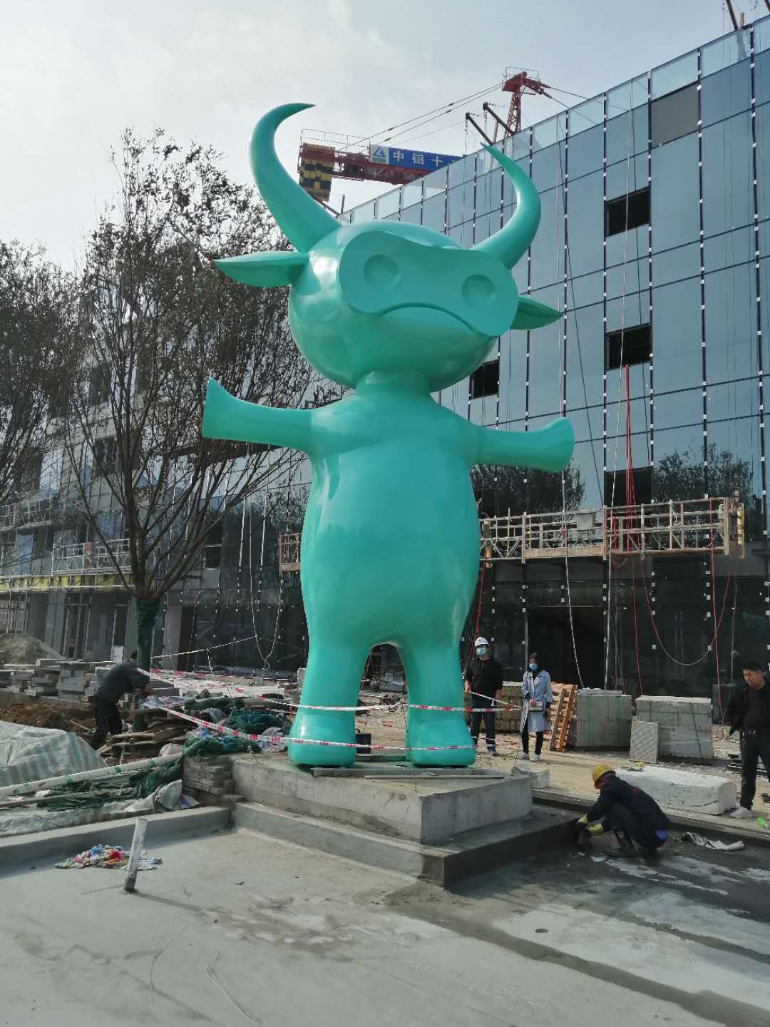 不锈钢牛雕塑6.8米高